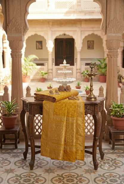 Light & shining texture of this yellow fabric give you stylish look
