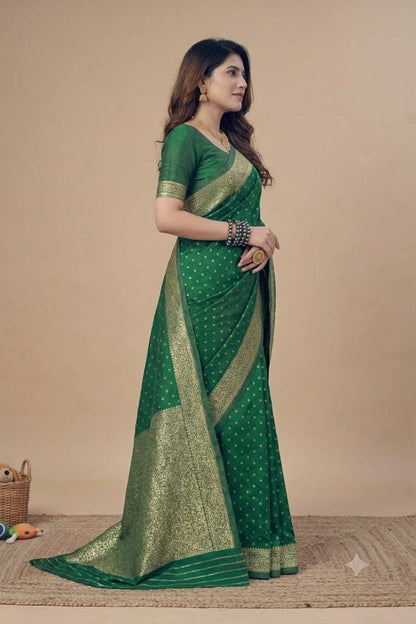 Greanly mother look enhancing your texture with this silky banarsi saree