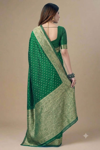 Greanly mother look enhancing your texture with this silky banarsi saree